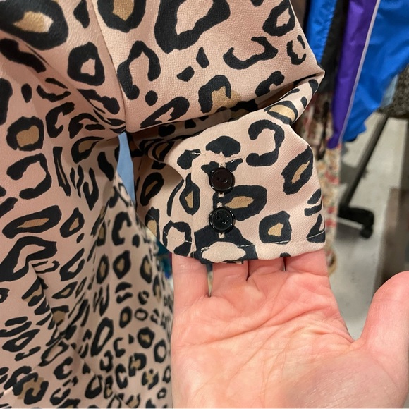 Y2K leopard deep v short sleeve button front top Sanctuary adorable 🥰 - Picture 2 of 8